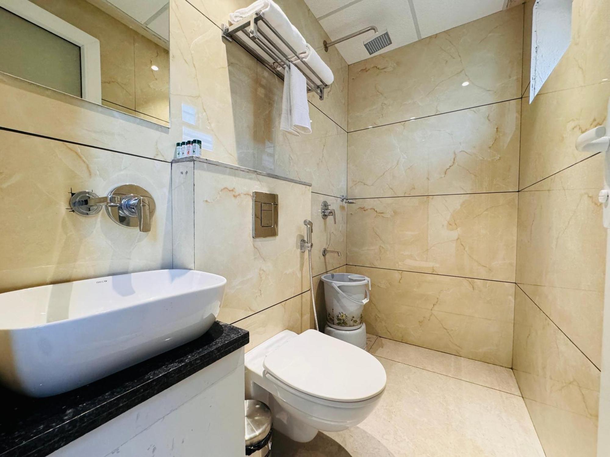 Hotel Rudhav Palace Uddzsaín Kültér fotó