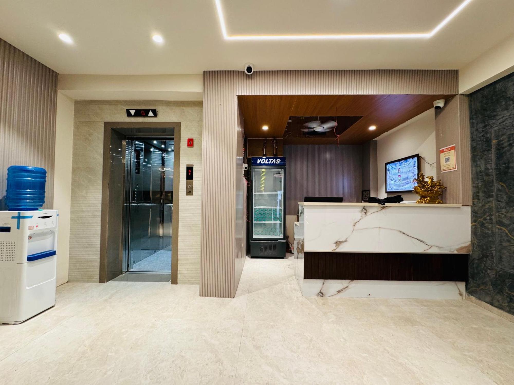 Hotel Rudhav Palace Uddzsaín Kültér fotó