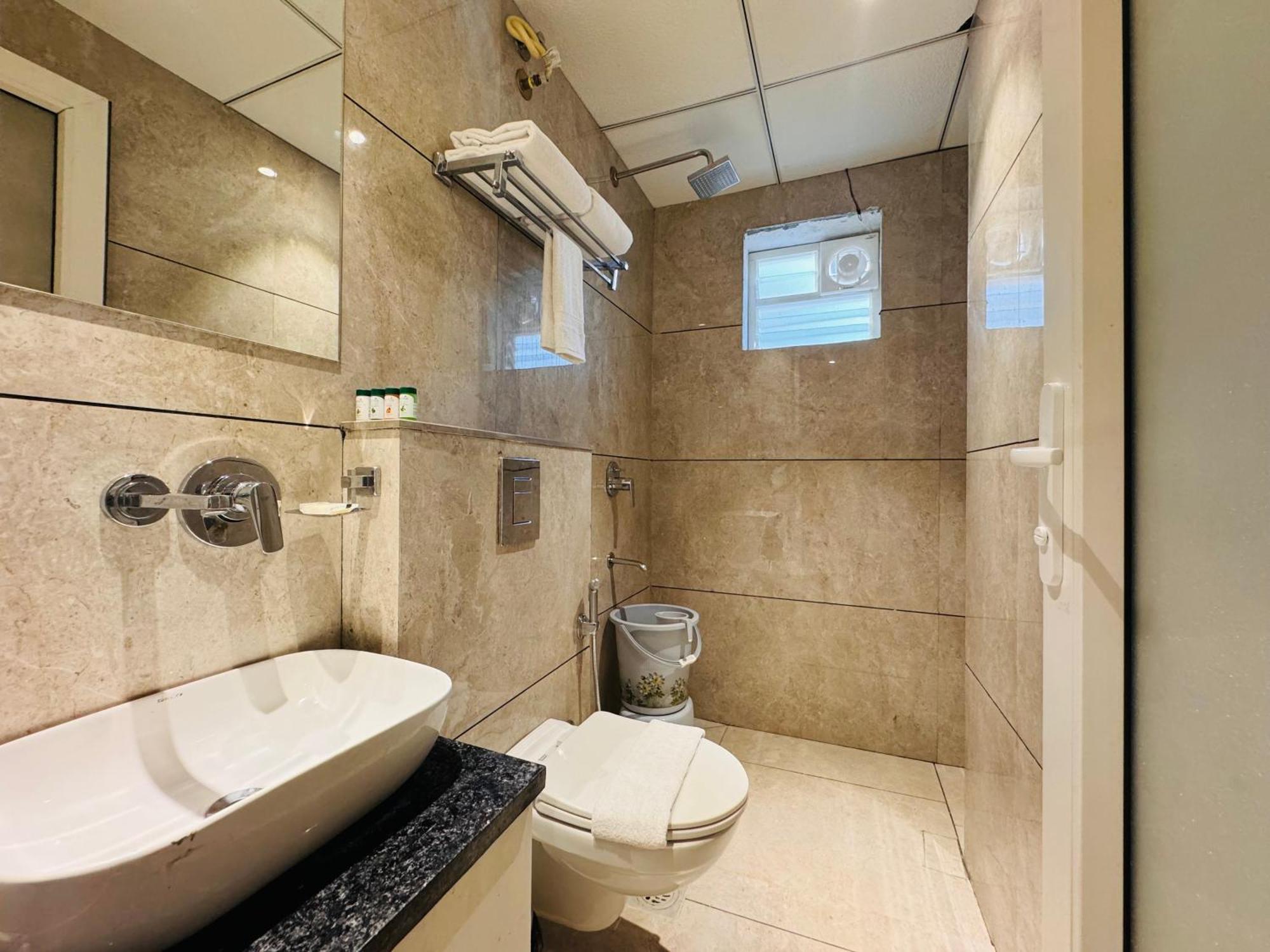 Hotel Rudhav Palace Uddzsaín Kültér fotó