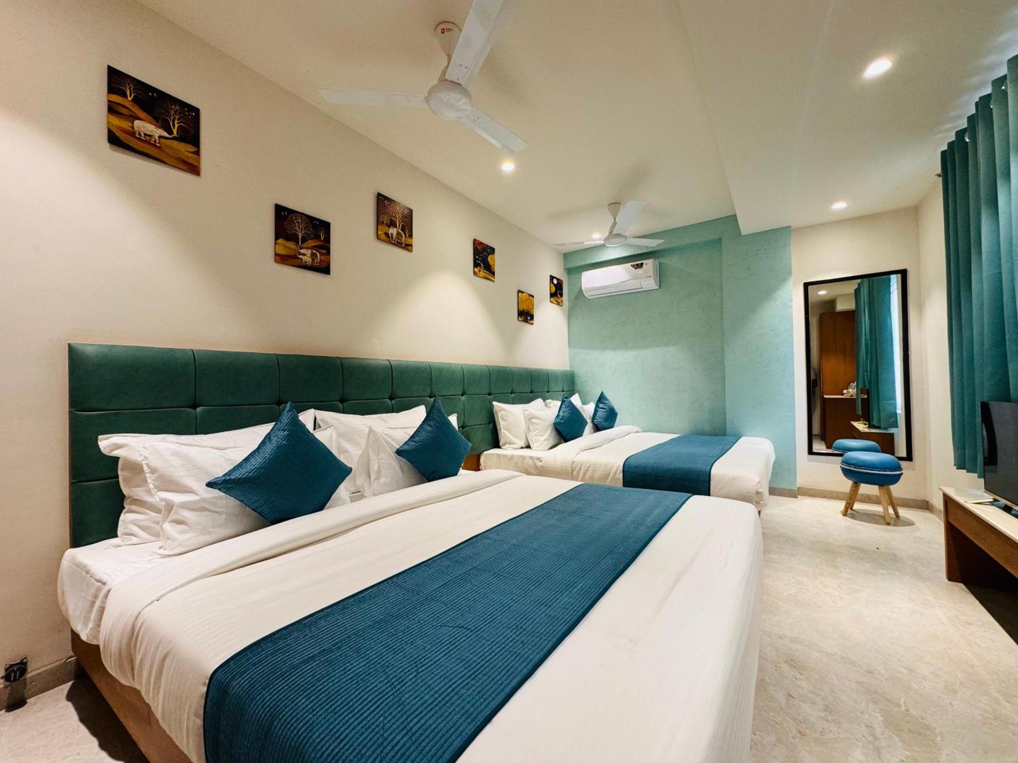 Hotel Rudhav Palace Uddzsaín Kültér fotó