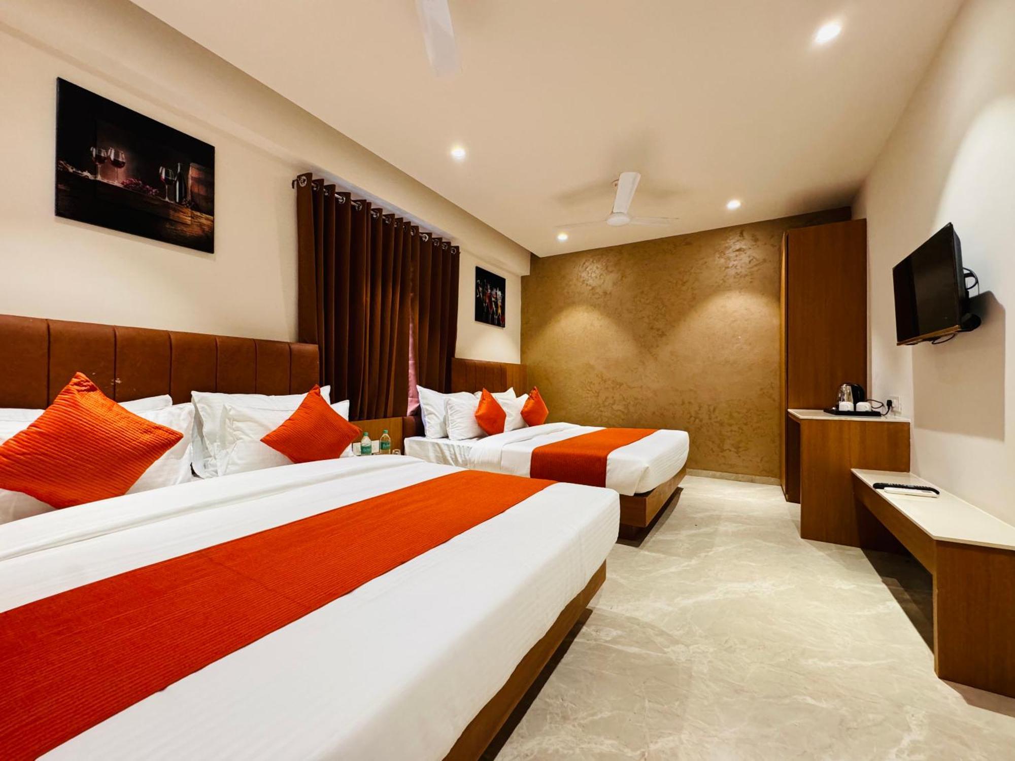 Hotel Rudhav Palace Uddzsaín Kültér fotó