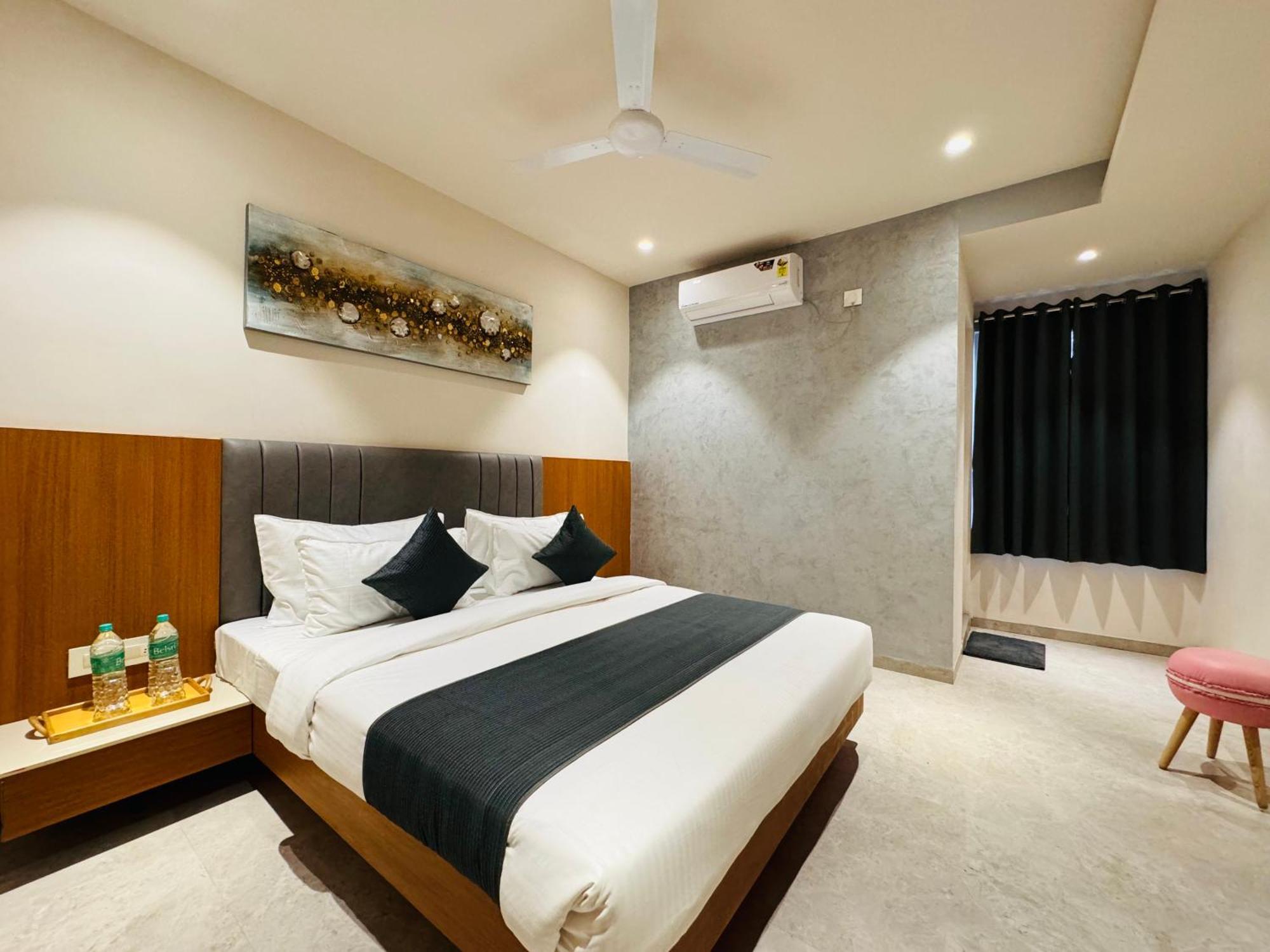 Hotel Rudhav Palace Uddzsaín Kültér fotó
