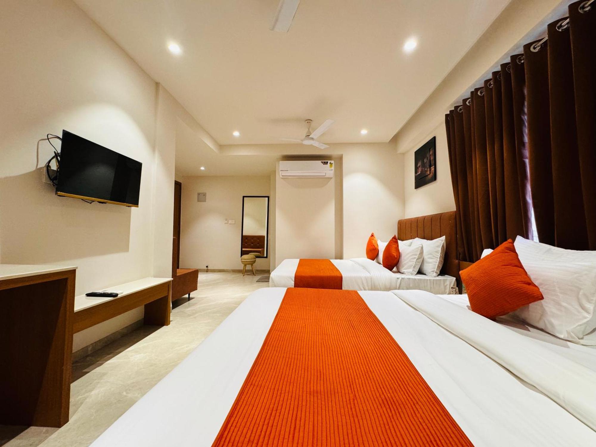 Hotel Rudhav Palace Uddzsaín Kültér fotó