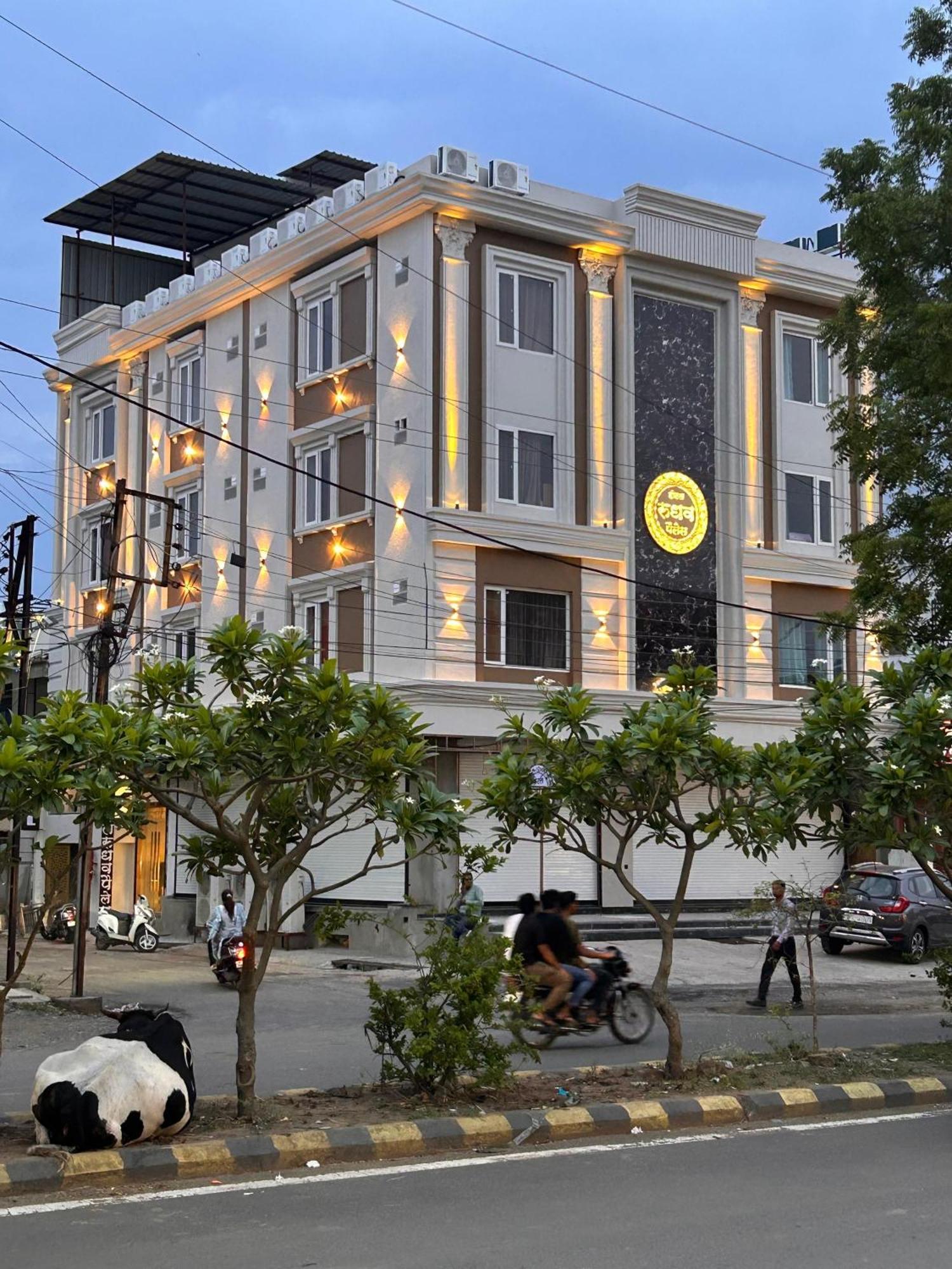 Hotel Rudhav Palace Uddzsaín Kültér fotó